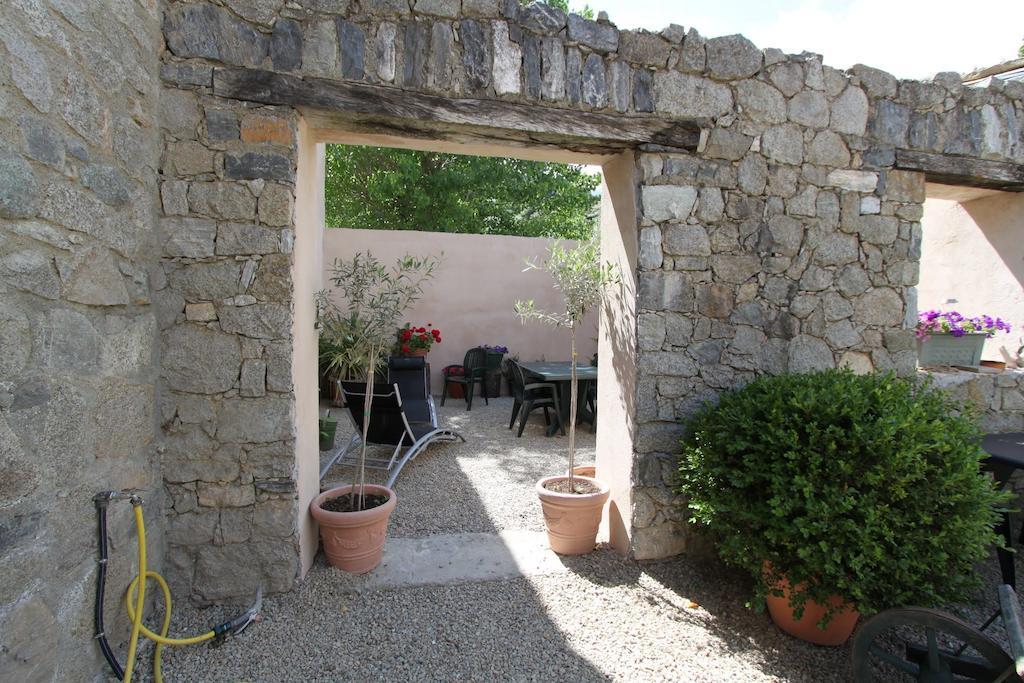 Mandria Mountain View Apartments: Centrally Located Patio Corte (Corsica)