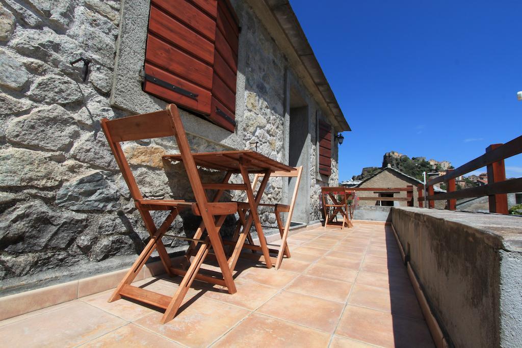 Mandria Mountain View Apartments: Centrally Located Patio Corte (Corsica)