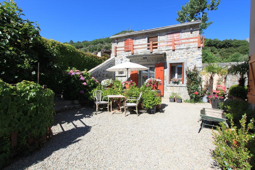 Mandria Mountain View Apartments: Centrally Located Patio Corte (Corsica)