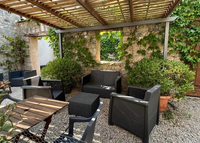 A MANDRIA, appartements avec cuisine 30m2, patio, vue Montagnes et citadelle, 5 minutes à pied du centre ville et des rivières